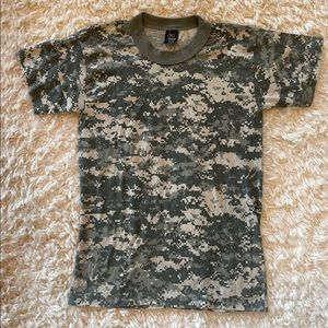 🎯 3 for $15: Youth size large digital camo shirt